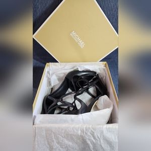 NWT Size 7.5m Michael Kors Catia Pump $30